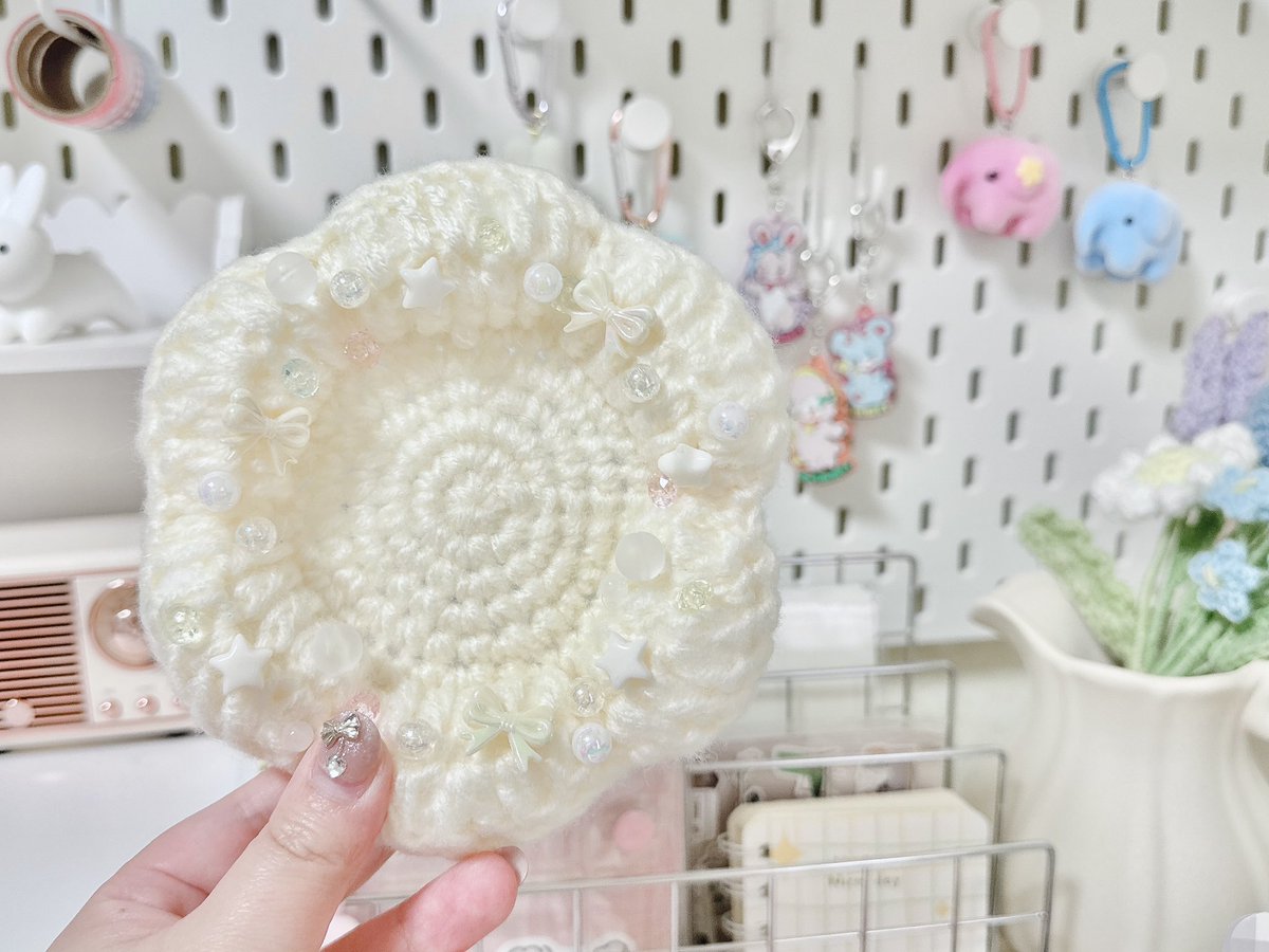 mo28ky's tweet photo. ぽんぬに作ってもらいましたpart2
もこもこキラキラの小物入れ🥰
この毛糸のもこもこ具合と
散りばめられたビーズがめちゃくちゃ可愛い
ぽんぬの真似してメゾンテリア飾りました🐕 https://t.co/IbMte1PHHO