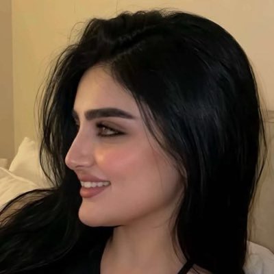 Thorax70691708's tweet photo. يا مقر الزين .. يا وجهة بلاده 
ما يزين الوقت لين يزين جوّك 

قايدة منتي تحت أمر القياده 
كل عذراء تحترم حضرة سموك 

في حضورك ما يعرفون الركاده 
تذهلين من اسفلك لأقصى علوّك 

وعنقك اللي تستحي منه القلاده 
ما زهاه إلا مخاييلك .. ونوّك.. https://t.co/UKHP9vtBGM