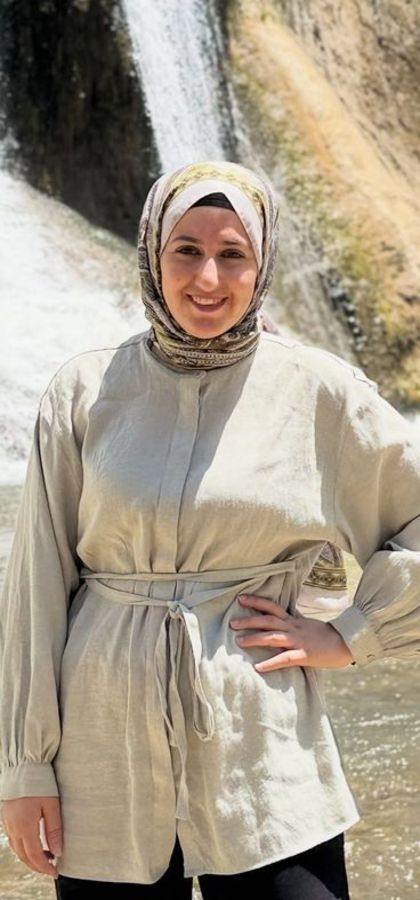 yirmiucderece's tweet photo. Hamile eşi ve amcasını öldürmüştü: "Rastgele katliam"

Siirt'in Kurtalan ilçesinde 3 aylık hamile eşini ve amcasını katleden, 3 kişiyi de yaralayan Onur Arı hakkındaki soruşturma tamamlandı. 

Olay anında cinnet getirdiğini öne süren katilin, sağlık kurulu raporuyla akıl sağlığının ve ceza sorumluluğunun tam olduğu tescillendi.

Savcılık, caninin "hedef gözetmeden rastgele ateş açtım" savunmasını reddederek "gebe kadına karşı kasten öldürme" suçundan ağırlaştırılmış müebbet hapis cezası istemiyle dosyayı ağır ceza mahkemesine gönderdi.