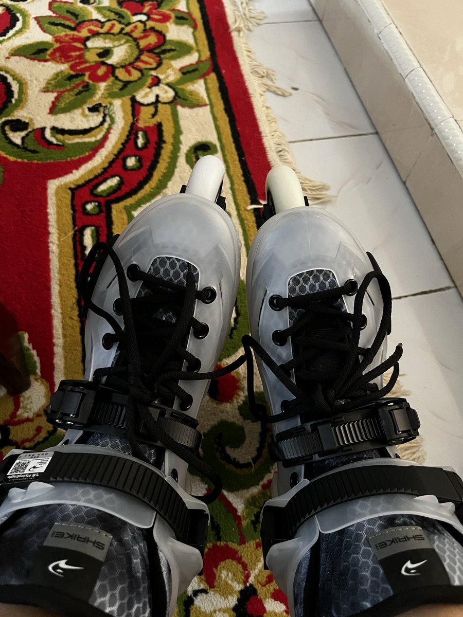 thia_w's tweet photo. Alhamdulillah udah datang. Mencoba menghilangkan rasa takut main ice skating, yg masuk ke rink cuma 5 menit aja 😂😅 https://t.co/ag7gnqzsXU