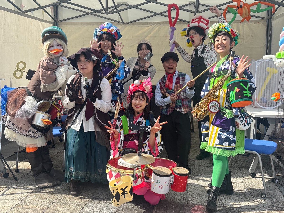 hiro_kaeru's tweet photo. 意気揚々とサンバステップを踏みながら演奏していたら衣装の中に履いている短パンが脱げ落ちてその瞬間から動けなくなったのが私のソラマチ大道芸ハイライト😘

いつお客様やメンバーにバレるかヒヤヒヤしながらのスリリングなスペシャルショーでした😌🎷 https://t.co/p9wSqTolNf