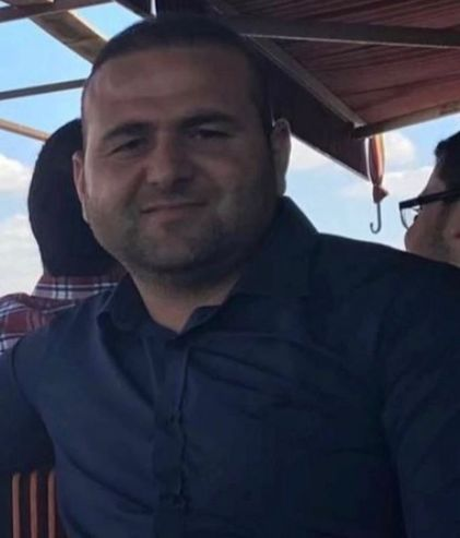 yirmiucderece's tweet photo. Hamile eşi ve amcasını öldürmüştü: "Rastgele katliam"

Siirt'in Kurtalan ilçesinde 3 aylık hamile eşini ve amcasını katleden, 3 kişiyi de yaralayan Onur Arı hakkındaki soruşturma tamamlandı. 

Olay anında cinnet getirdiğini öne süren katilin, sağlık kurulu raporuyla akıl sağlığının ve ceza sorumluluğunun tam olduğu tescillendi.

Savcılık, caninin "hedef gözetmeden rastgele ateş açtım" savunmasını reddederek "gebe kadına karşı kasten öldürme" suçundan ağırlaştırılmış müebbet hapis cezası istemiyle dosyayı ağır ceza mahkemesine gönderdi.