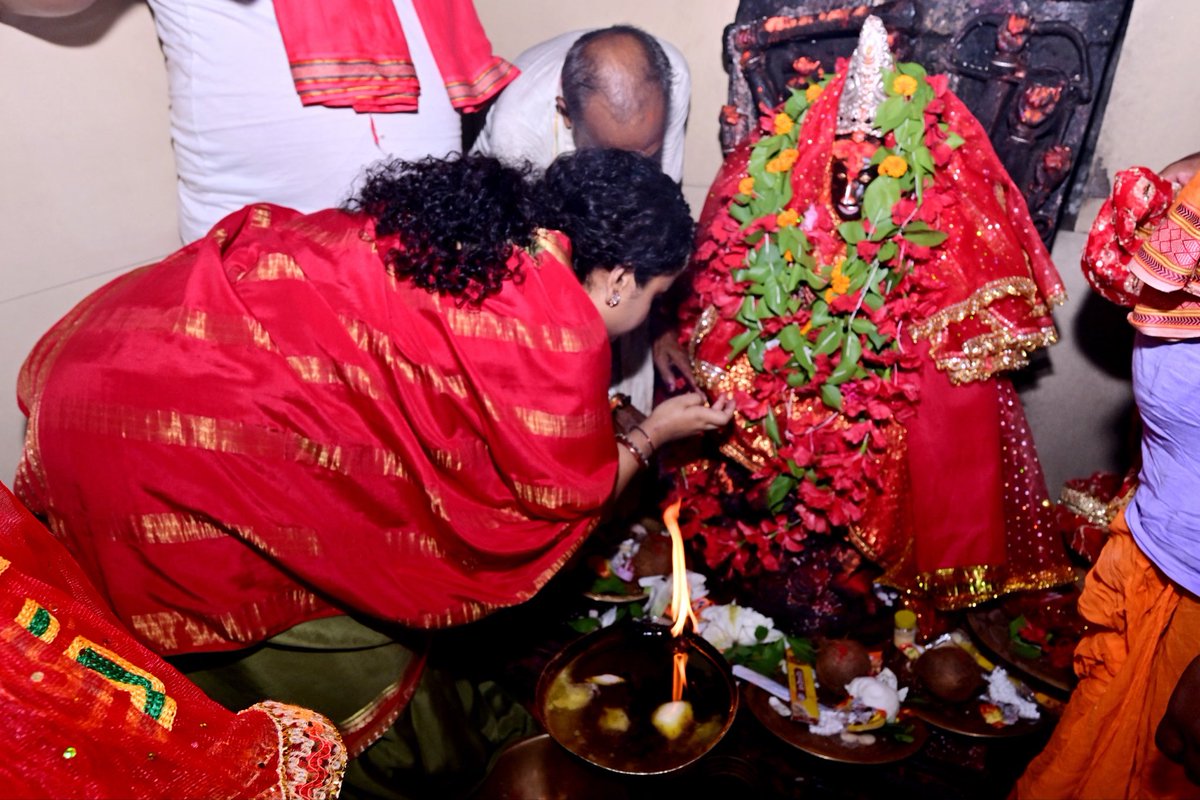 JMMKalpanaSoren's tweet photo. आज हेमन्त जी के साथ माँ देवड़ी के दर्शन एवं पूजा-अर्चना का सौभाग्य प्राप्त हुआ।

माँ से समस्त झारखण्डवासियों के सुख, समृद्धि, उत्तम स्वास्थ्य, खुशहाली एवं राज्य की निरंतर प्रगति की कामना की।

जय माँ देवड़ी। https://t.co/BtI15A2QPj