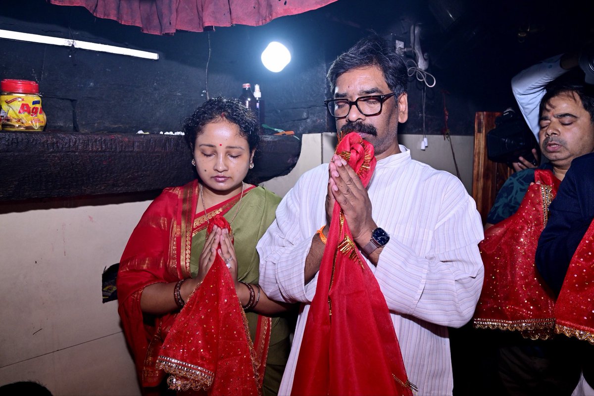 JMMKalpanaSoren's tweet photo. आज हेमन्त जी के साथ माँ देवड़ी के दर्शन एवं पूजा-अर्चना का सौभाग्य प्राप्त हुआ।

माँ से समस्त झारखण्डवासियों के सुख, समृद्धि, उत्तम स्वास्थ्य, खुशहाली एवं राज्य की निरंतर प्रगति की कामना की।

जय माँ देवड़ी। https://t.co/BtI15A2QPj