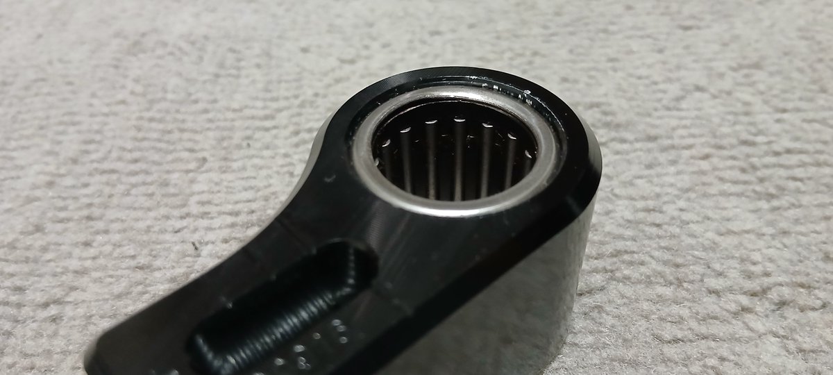 AtsugiAuto's tweet photo. GSX-R1000 2009-2023用ローダウンリンク、訳アリ品国内在庫あります！

片側のニードルローラーベアリングが圧入不良で一部変形があります
ニードルローラーは指で回せるので取り付けに支障はありません
メーカー廃盤商品で在庫１点限りです
詳細は商品ページをご確認下さい

https://t.co/5AJQLGagdR https://t.co/5vQ2QLG2rE