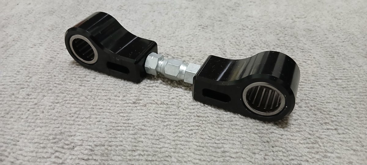 AtsugiAuto's tweet photo. GSX-R1000 2009-2023用ローダウンリンク、訳アリ品国内在庫あります！

片側のニードルローラーベアリングが圧入不良で一部変形があります
ニードルローラーは指で回せるので取り付けに支障はありません
メーカー廃盤商品で在庫１点限りです
詳細は商品ページをご確認下さい

https://t.co/5AJQLGagdR https://t.co/5vQ2QLG2rE