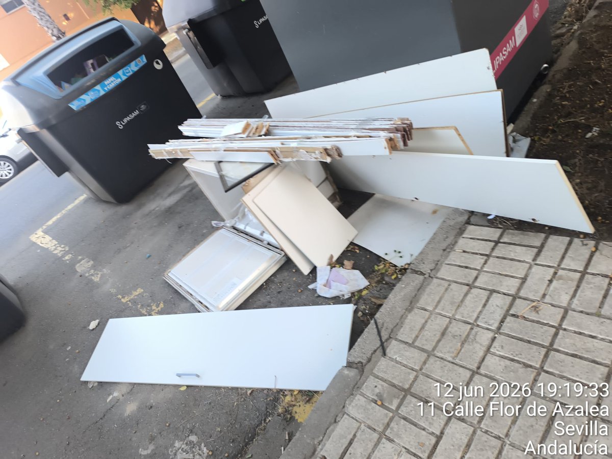 Sevillasucia's tweet photo. Que esperais en #Torreblanca , 📷 es #SevillaEste y el frigorífico con las tablas llevan ahí desde el lunes esperando que @eveliarincon y @jlsanzalcalde mande a #LIPASANZ 👇 https://t.co/JdfYjY6IpX