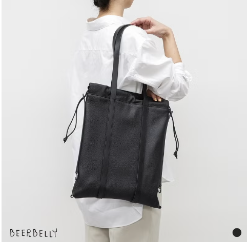 freespirits_ec's tweet photo. 【再入荷のお知らせ】
残りわずかだったビアベリーのマイルウォッシャブルトートが入荷しました✨

水にも強く濡れても拭くだけお手入れ簡単！
紐をそのままだと長方形に、クシュっとすると巾着になって服装によって変化できるので、きれいめスタイルからカジュアルなデニムコーデまでこれ一つで網羅できちゃいます。

性別を問わず使いやすいシンプルなデザインなので、パートナーとのシェアやギフトにもおすすめです！

https://t.co/UpEovF6YYR