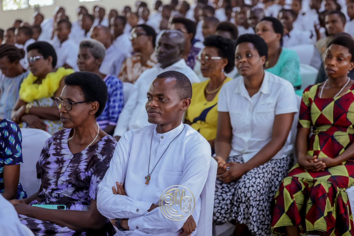 RTNBurundi's tweet photo. OPDD et maladie épidémique

L'OPDD sensibilise pour la lutte contre l'Ebola, le Mpox et le Choléra

Ce 12 juin 2026, l'Office de la Première Dame pour le Développement au Burundi (OPDD_Burundi), en partenariat avec le Ministère de la santé publique et l'Organisation mondiale de la santé (OMS), organise une session se sensibilisation sur les mesures de prevention contre le cholera, le virus Ebola et le Mpox. Les activités se déroulent dans les enceintes  du Lycée scheppers de Nyakabiga à Bujumbura sous le haut patronage de la Première Dame de la République du Burundi Angeline Ndayishimiye.

La Première Dame du Burundi Angeline Ndayishimiye, dans ses riches enseignements à l'endroit des partiicipants à la séance, exhorte la population au respect des mesures barrières à la propagation des épidémies de choléra, d’Ebola, de Mpox et d'autres maladies liées aux mains sales et sexuellement transmissibles. Ces dernières, selon la Première Dame Ndayishimiye, sont le respect de l'hygiène et le fait d’éviter les rapports sexuels avec des personnes déjà contaminées. Elle exhorte les élèves et toute la population à s'approprier aussi des programmes "zéro déchet"  et "zéro gaspillage de pain.
Elle supplie la population de se présenter directement aux structures de soins et non aux féticheurs en cas de signes de ces maladies.
