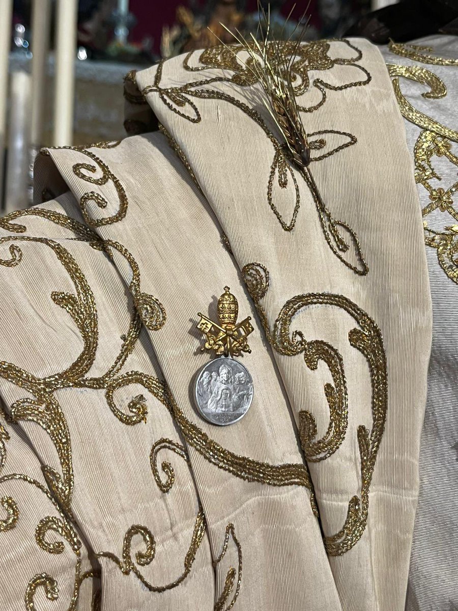 lacenademalaga's tweet photo. #ActualidadLaCena - El Santísimo Cristo de la Sagrada Cena permanece expuesto en devoto besamanos en su capilla de la parroquia de Santo Domingo de Guzmán.

El Señor luce una antigua medalla que recoge el momento de su última cena con los apóstoles, coronada por el escudo del Vaticano, en alusión a la reciente visita a España del Santo Padre, León XIV.

Los fieles podrán acudir a venerarlo en el siguiente horario:

• Sábado, 13 de junio: de 10:00 a 13:00 horas y de 17:30 a 20:00 horas.
• Domingo, 14 de junio: de 10:30 a 13:00 horas.

El devoto besamanos quedará interrumpido durante la celebración de la Santa Misa en el templo.

#CofradíasMLG
#CorpusSagradaCena26