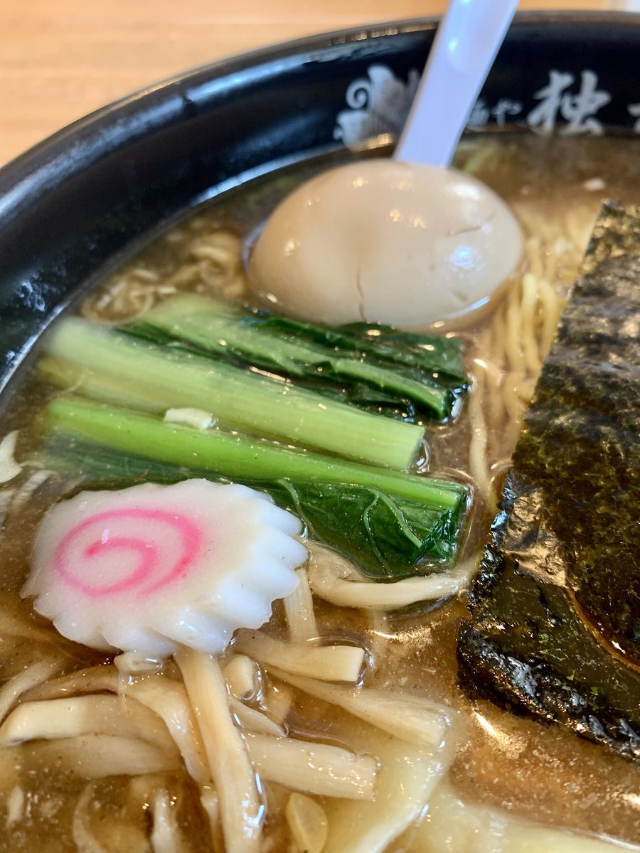 super_gash's tweet photo. 2026.6.13（土）
麺や独歩 昭島本店@中神

午前中のやんごとなき用事を済ませ
お昼は嫁さんと🚗でこちらへ💁‍♂️

お昼時だったけど運良く待たずに着席🤗
オーダーはいつもの極上魚介中華そば

ラードが覆う熱々の魚介系スープに
ホロホロのがチャーシュー美味い〜🙌

ごちそうさまでした〜🙏

#麺や独歩 https://t.co/yPnbcqoWOq