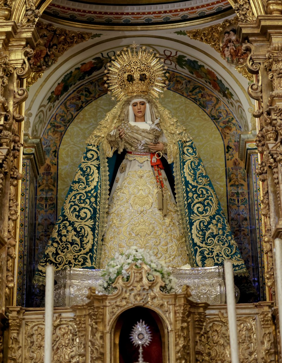 EspDeTriana's tweet photo. #ACTUALIDAD | Nuestra Señora de la Esperanza ya preside su camarín del retablo mayor de la Capilla de los Marineros 

Tras largos años de espera, trabajo y dedicación plenas, Nuestra Señora de la Esperanza preside al fin, desde la jornada de hoy, sábado 13 de junio, su camarín del retablo mayor de la Capilla de los Marineros.

La Santísima Virgen luce esplendorosa inserta en una magna obra que reúne lo mejor de las artes plásticas de nuestra ciudad al servicio de la sacralidad del referido espacio, dotando a nuestra Amantísima Titular de la majestuosidad que su universal devoción merece y precisa.

Invitamos a todos nuestros hermanos y fieles devotos de Nuestra Señora de la Esperanza a orar ante Ella y a contemplarla en el lugar desde el que, a partir de hoy y para siempre, recibirá y atenderá las súplicas de todos los que nos gloriamos de ser sus hijos.

#EsperanzaDeTriana

📸Manu Gómez