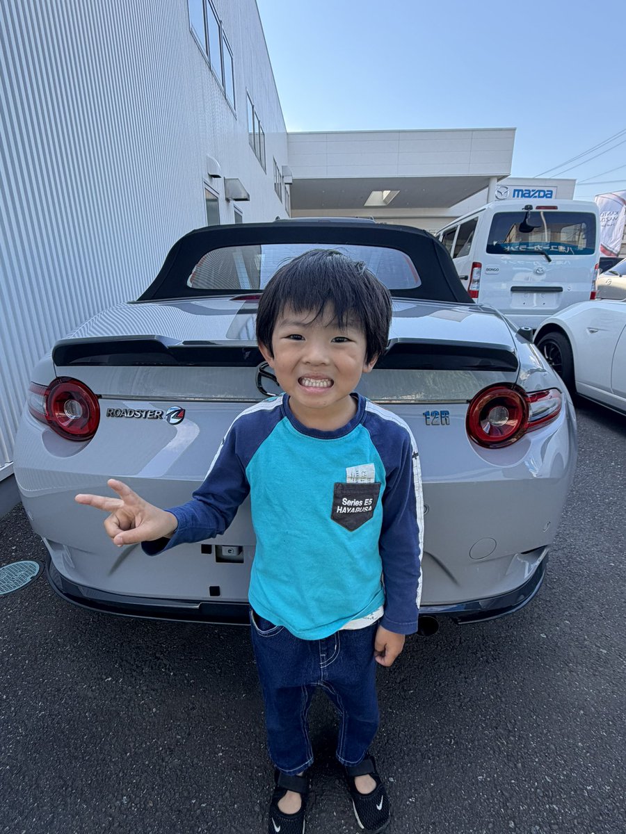otsuta_TDC's tweet photo. マツダに部品を取りに行ったら
12Rが届いてた✨
実物初めて見たけど、色良い感じだし
堪らんオーラが…🤤

て事で納車前だけど記念に📷
納車ラッシュすぎて死ぬ��

#12R https://t.co/HSCOUk5LZN