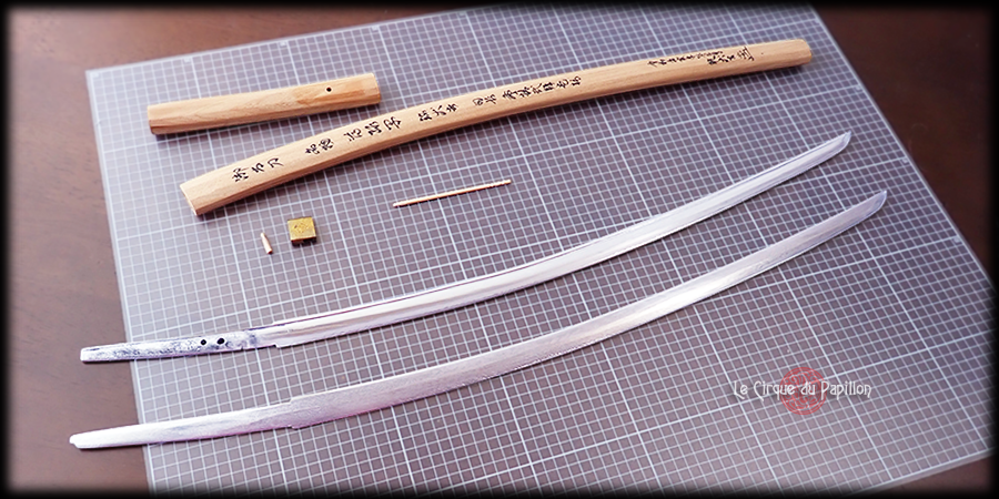 Trico2007's tweet photo. 上身と茎を整え、全長40.6cm、刃長31.9cm、反り1.2cmとなりました。
薄緑(膝丸)の茎は切尻で短目ですが、鬼切(髭切)は堂々たる雉子股形で全長は後者が大きくなります。
サイズ比は厳密に本歌通りではありませんが、とてもバランスの良い姿に上がったのでこのまま進めさせていただきたいと思います。 https://t.co/WyXaiWfZlK