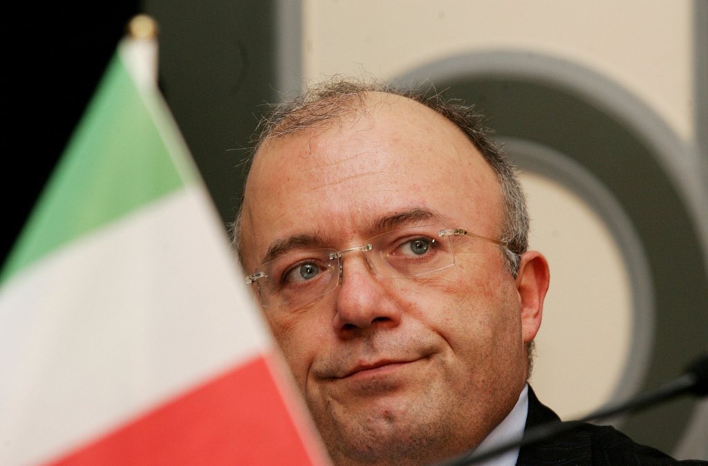 Storace's tweet photo. Aldilà delle asprezze, auguri di buon lavoro a #Vannacci e ai suoi.
Non bisogna dirgli che è cattivo, ma semplicemente chiedergli di chiarire il suo posizionamento politico. 
A destra o contro il governo #Meloni? Tutto qui.
Se ad esempio si smette di votare inutilmente la sfiducia si mostra volontà di dialogo. E i suoi parlamentari evitino di parlare di tradimenti: il  cambio di casacca non è sempre apprezzato dagli elettori…⏱️