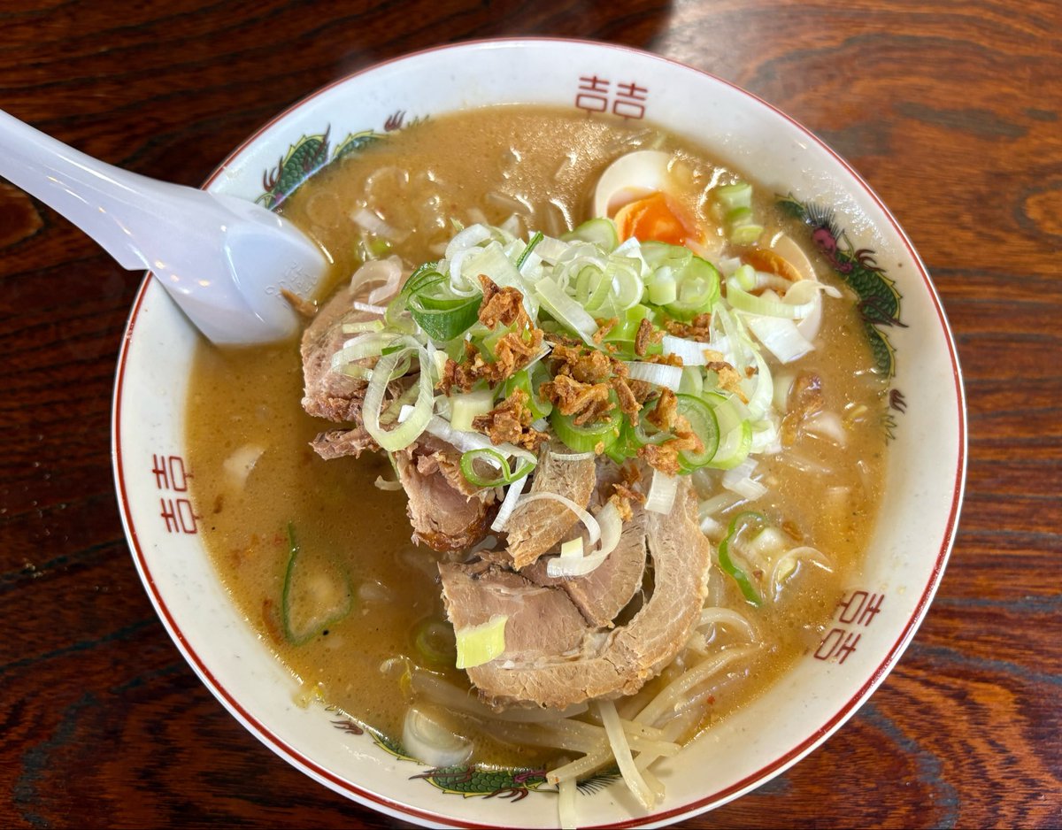 takabu___'s tweet photo. 阿賀野市の麺屋服部で辛味噌ラーメンと味噌ラーメン🍜
辛いけど甘味のある真っ赤なスープで美味しく頂きごちそうさまでした♪
チャーシュー厚っ🤭 https://t.co/YuFWAwOQJM