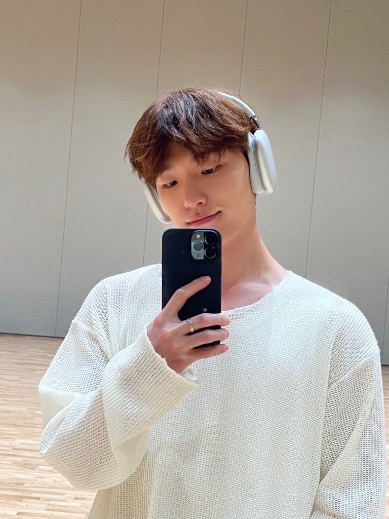 minbloomingyu's tweet photo. dino the people are yearning for a mirror selca https://t.co/r9AHyOAPBP