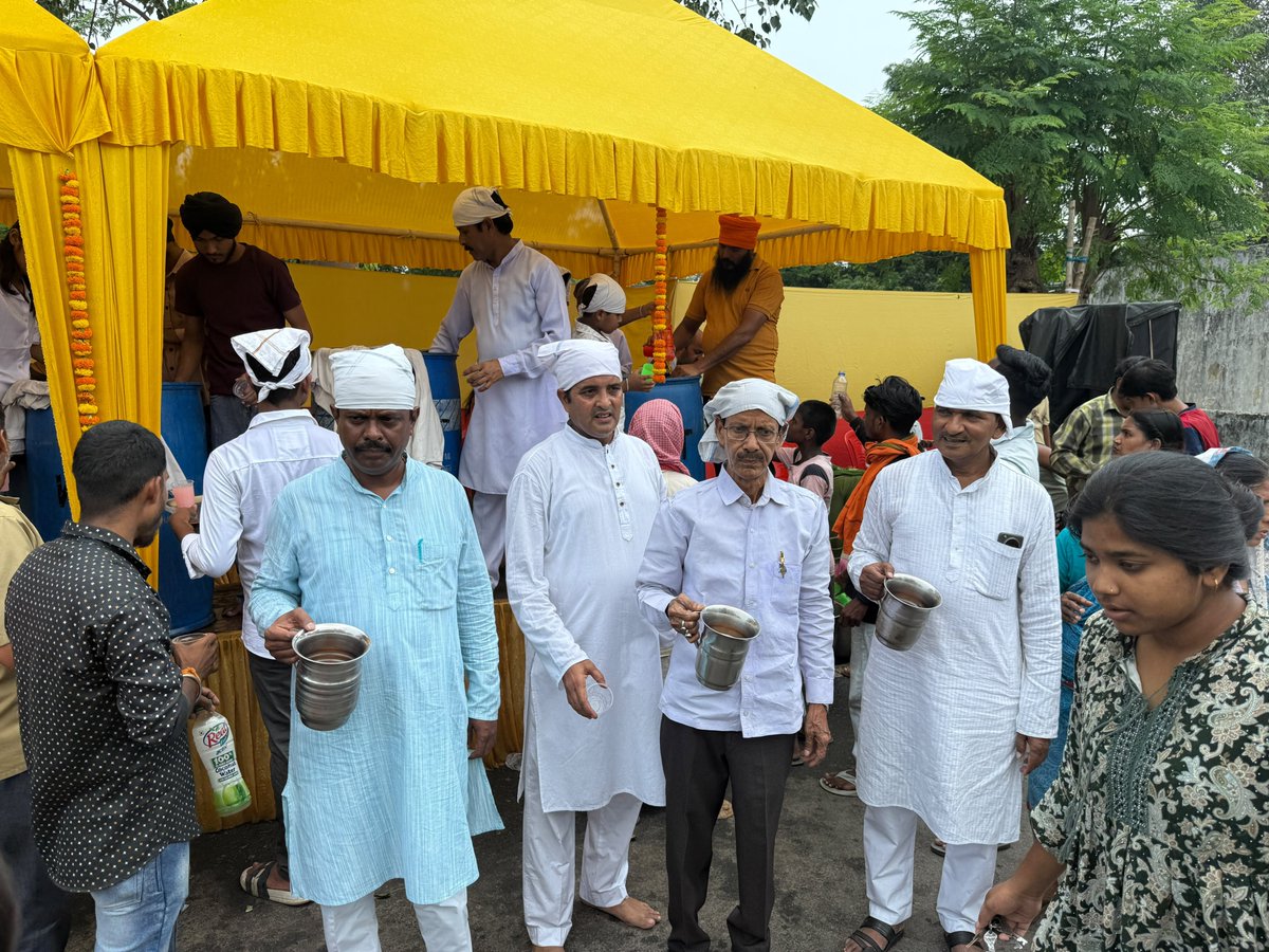 dineshjsrbjp's tweet photo. 🙏 श्री गुरु अर्जन देव जी महाराज जी के शहादत को कोटि-कोटि नमन। 🙏

सिख धर्म के पांचवें गुरु, त्याग, सेवा, समर्पण एवं मानवता के प्रतीक श्री गुरु अर्जन देव जी महाराज की पावन शहादत को श्रद्धापूर्वक नमन करता हूँ।

भीषण गर्मी के मद्देनजर इस अवसर पर भाजपा गोलमुरी मंडल के सक्रिय सहयोगी श्री बलदेव सिंह जी के नेतृत्व में टिनप्लेट क्षेत्र में छबील का आयोजन किया गया, जहाँ आम जनों के बीच चना एवं शरबत का वितरण कर सेवा एवं सद्भाव का संदेश दिया गया। इस सेवा कार्य में मुझे भी शामिल होने का पुण्य अवसर प्राप्त हुआ।

कार्यक्रम में प्रदेश कार्यसमिति सदस्य श्री मिथिलेश सिंह यादव जी, वरिष्ठ भाजपा नेता श्री खेमलाल चौधरी जी एवं श्री अप्पा राव जी की गरिमामयी उपस्थिति रही।

आइए, गुरु साहिब के बताए सेवा, त्याग और मानव कल्याण के मार्ग पर चलने का संकल्प लें।

#GuruArjanDevJi
#ShaheediDiwas
#ChabeelSewa
#SevaHiSangathan
#BaldevSingh
#MithileshSinghYadav
#KhemlalChaudhary
#AppaRao
#BJPGolmuri
#BJPJharkhand
#Jamshedpur
#DineshKumar
#गुरुअर्जनदेवजी
#शहीदीदिवस
#छबीलसेवा
#सेवाहीसंगठन
#भाजपा
#जमशेदपुर
#मानवताकीसेवा
🙏🌹🚩