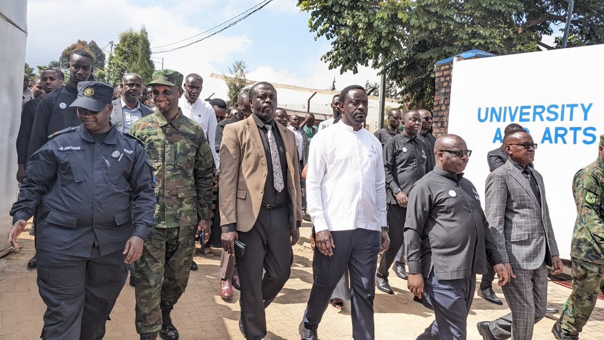 GicumbiDistrict's tweet photo. Kuri uyu wa Gatandatu Umuyobozi W'Akarere @NzabonimpaEmmy ari kwifatanya na kaminuza ya @UTAB_BYUMBA mu gikorwa cyo kwibuka ku nshuro ya 32 Jenoside yakorewe Abatutsi.  Iki gikorwa cyabimburiwe n'urugendo rwo kwibuka,  aho rwahereye kuri kaminuza berekeza ku rwibutso rwa Mukeri. https://t.co/IJIxj25P65