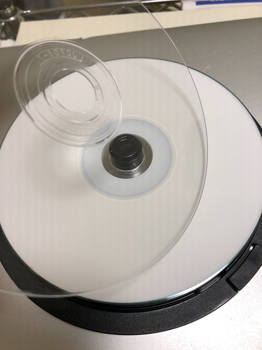 uytrere's tweet photo. 透ける春 復刻盤余談:
元々の「透ける春」ではCDスピンドルに挟まれている保護ディスクをたくさん集めて素材にしていました。
数年前に再販を考えた時、もう一度ディスクを集めようとCDを買い足したのですが、仕様変更がありもう透明ディスクは入っていませんでした。... https://t.co/oGC1XHg1rS