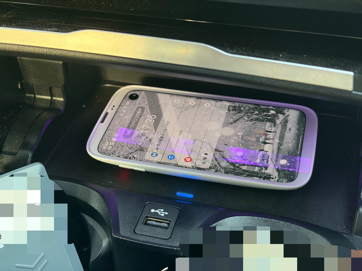 yushonakayama's tweet photo. BALMUDA Phoneがバッテリー切れしちゃってモバイルバッテリーもなくて困ってたんだけど、そういやこのサイズで無線充電だった！！と思い出してGet事なき https://t.co/HbLiVsRLFr