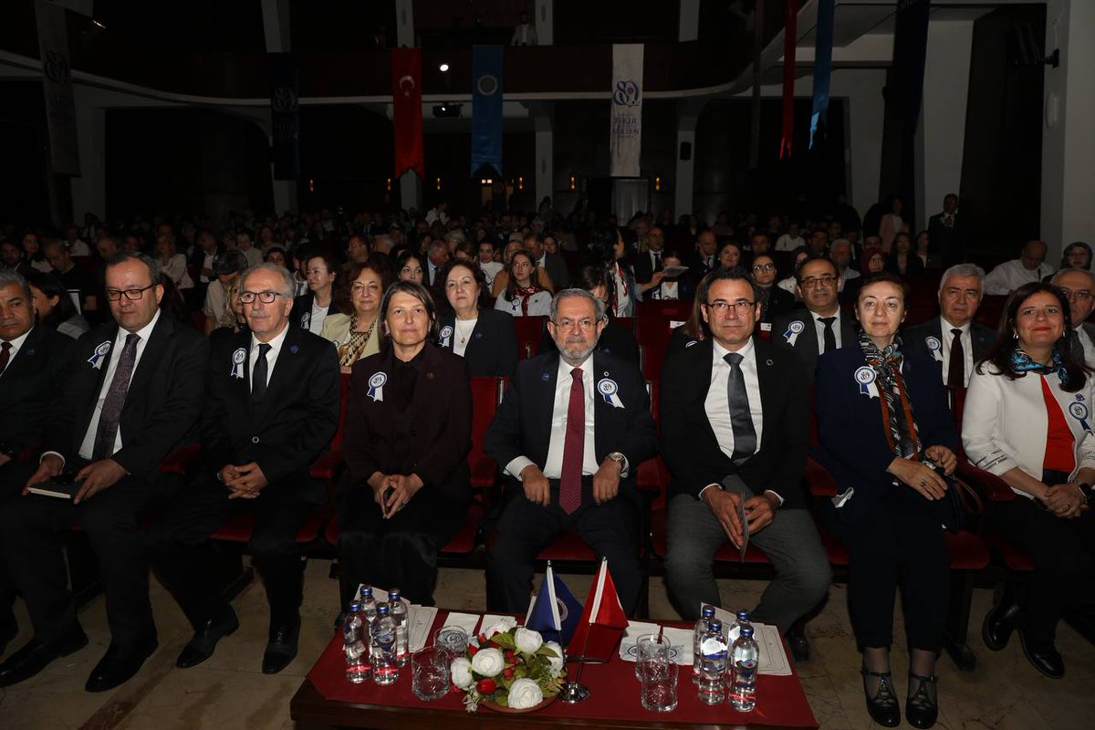 necdetunuvar's tweet photo. Ankara Üniversitemizin 80 yıllık köklü geçmişini, Cumhuriyetimizin bilim ve eğitim alanındaki büyük yürüyüşünü ele aldığımız "Ankara Üniversitesi 80. Kuruluş Yılı Sempozyumu"nda akademisyenlerimiz, öğrencilerimiz ve mezunlarımızla bir araya geldik.

Dil ve Tarih-Coğrafya Fakültemizin [@AU_DtcfResmi] tarihî atmosferinde gerçekleştirilen sempozyumda, Üniversitemizin kuruluşundan bugüne uzanan bilimsel birikimini, ülkemize sunduğu katkıları ve geleceğe yönelik vizyonunu değerlendirme fırsatı bulduk.

Cumhuriyetimizin ilk üniversitesi olarak 80 yıldır bilimin ışığında ülkemize hizmet etmenin gururunu yaşarken, geçmişimizden aldığımız güçle geleceğe yürümeye devam ediyoruz.

Bu anlamlı etkinliğin gerçekleştirilmesinde emeği geçen tüm akademisyenlerimize, çalışanlarımıza ve katılımcılarımıza da ayrıca teşekkür ederim. 

Nice 80. Yıllara Ankara Üniversitesi!
