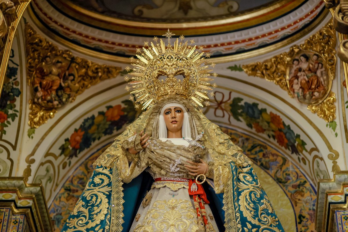 PasionDiario's tweet photo. 🟢ÚLTIMA HORA | La Esperanza de Triana ya preside su camarín en el retablo mayor de la Capilla de los Marineros.

"La Santísima Virgen luce esplendorosa inserta en una magna obra que reúne lo mejor de las artes plásticas de nuestra ciudad".

📸Manu Gómez

#Sevilla #Triana https://t.co/nMzWWduqss
