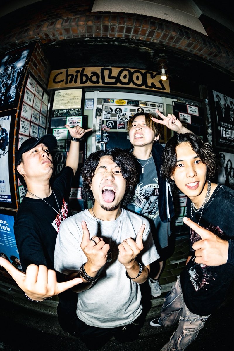01br_koki's tweet photo. 昨夜は千葉LOOKありがとうございました！憧れの場所から大切な場所に変わったそんな1日でした！

昨日みたいな日があるからいつまでも歌い続けたい。

今よりもっとやべえバンドになってかましにいくんで！
その時はまたよろぴくです！

バンド最高ー！！
photo by @703CG https://t.co/bvHsIHvoP0
