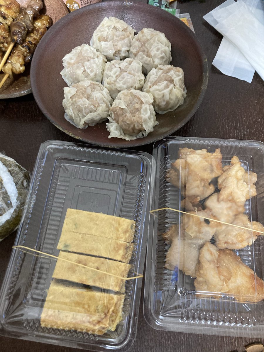 tocchan8285's tweet photo. シューマイ以外にも唐揚げも卵焼きも焼き鳥もおにぎりも良き https://t.co/tKv7wYeFgF
