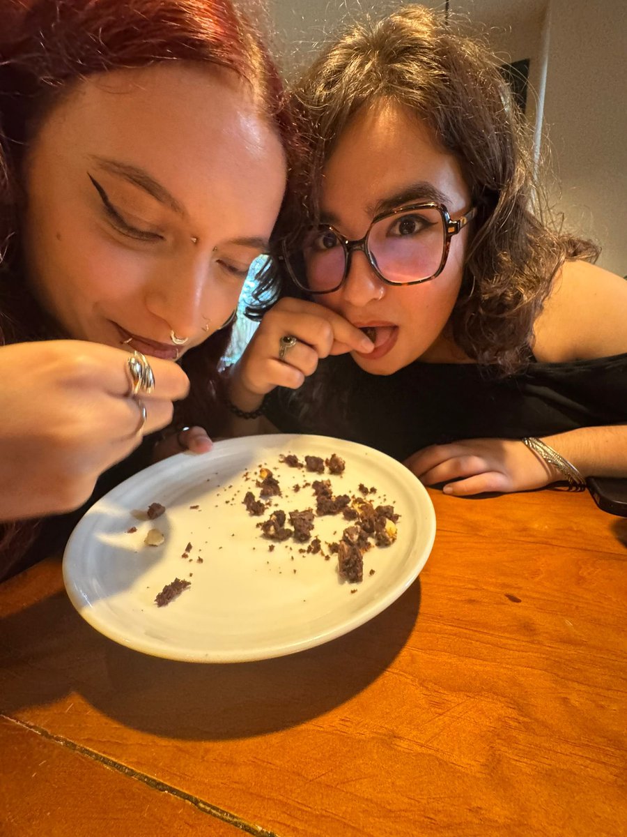 donnascry's tweet photo. HOY ES EL CUMPLE DE LA MEJOR PERSONA DEL MUNDO!!!!!! ❣️❣️tqm (no homo tho) https://t.co/EI0QsMvPGR