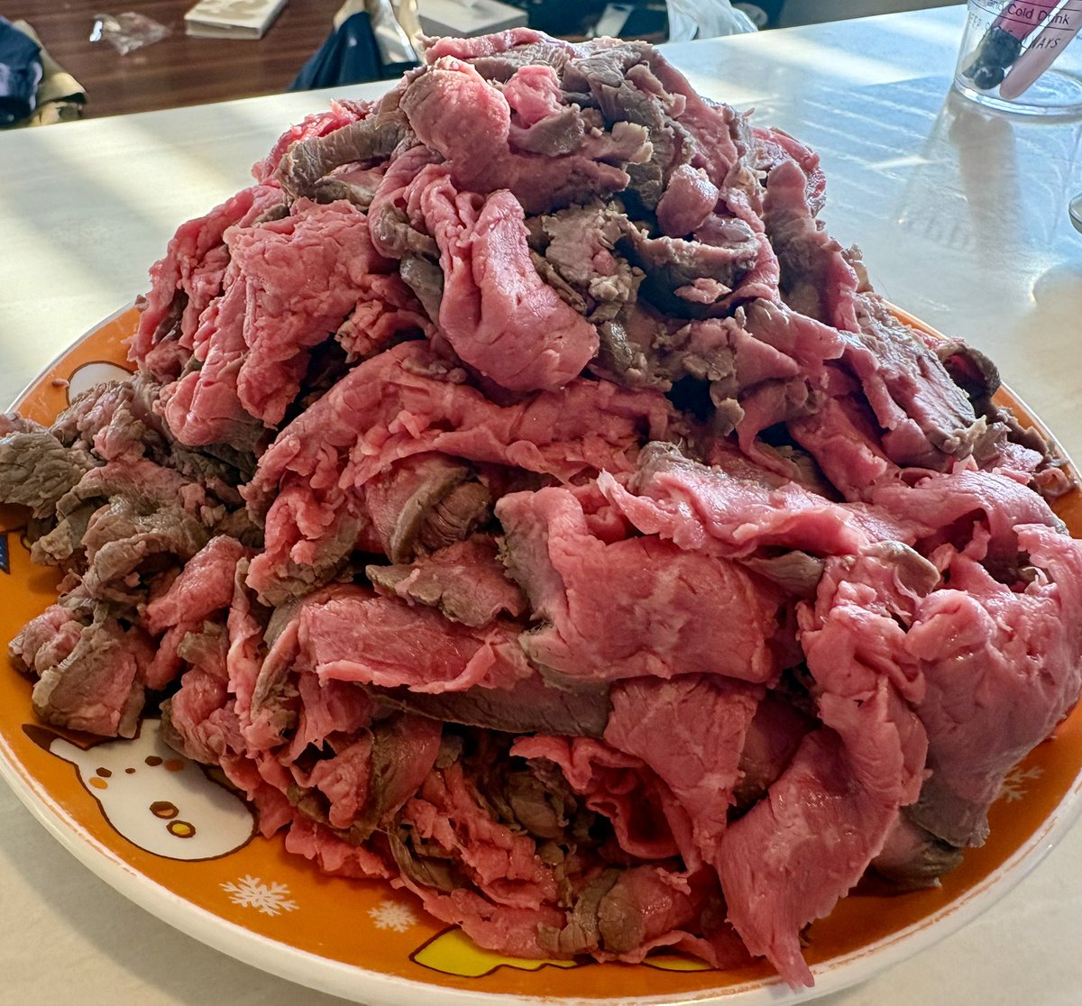 somebow_ippan's tweet photo. 俺の稼いだ金を何に使おうと俺の自由だァァァ！！！

(安く買ってきた牛モモ肉を手間暇かけて柔らかくジューシーに仕上げて家族みんなにお腹いっぱい食べさせる鬼畜の所業) https://t.co/ztr42kOPjb