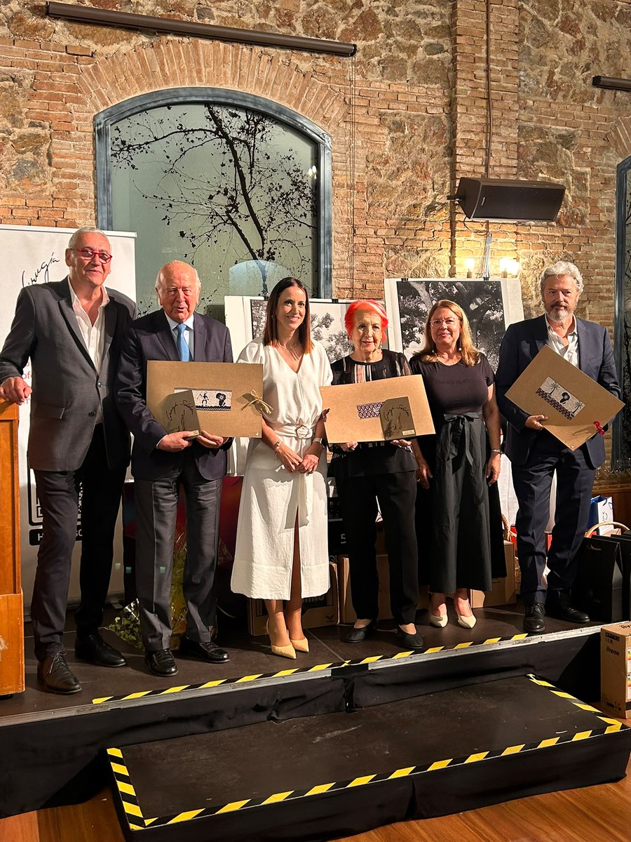 Murciasalud's tweet photo. Anoche  @CirugSolidaria  reunió más de 350 personas en una gala solidaria en la que celebró  sus  dos décadas y media de trabajo en África.

La consejera de Salud @IsabelAyalaVig  entregó el  reconocimiento como Socio de Honor a Carlos Egea Krauel, presidente de la Fundación Cajamurcia. También fueron distinguidos los periodistas 📰Rosa María Calaf y Alberto Aguirre de Cárcer @aaguirredc, a quienes Ayala felicitó por su  apoyo y compromiso con la labor desarrollada por la ONG a lo largo de estos años. 

🌍 La labor de Cirugía Solidaria en cifras:

✅️ 36 campañas sanitarias en África.

✅️ 225 cooperantes de 16 especialidades 👩‍⚕️👨🏻‍⚕️

✅️ Más de 18.000 consultas médicas.

✅️ Más de 6.000 intervenciones quirúrgicas.

👏 Desde la Consejería de Salud felicitamos a todos los premiados, voluntarios y patrocinadores que hacen posible esta misión de salud y esperanza.  🤝

#25AñosDeSolidaridad #CirugíaSolidaria #Premios #SaludParaTodos #RegiónDeMurcia 
#murciasalud