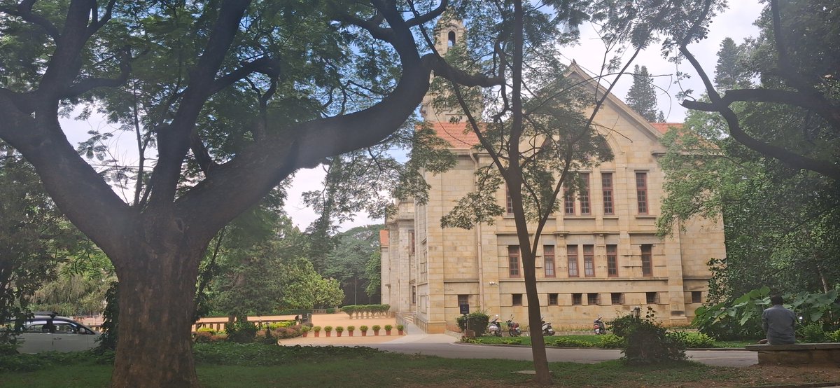 iiscbangalore's tweet photo. A pause between lectures.

📸: Kavitha Harish

#IIScframes https://t.co/KbQ9IhVIyf
