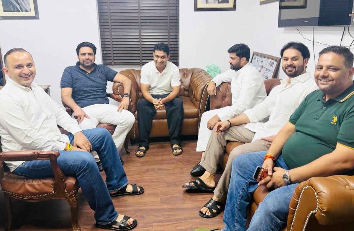 amit1pathania's tweet photo. @IYC  मुख्यालय, नई दिल्ली में राष्ट्रीय अध्यक्ष श्री @UdayBhanuIYC जी से मुलाकात एवं संगठनात्मक विषयों पर चर्चा हुई।

इस दौरान सांसद श्री अनिल कुमार यादव जी, श्री अमानत उल्लाह जी, श्री शिवी सिंह चौहान जी एवं भाई अमरप्रीत सिंह लाली जी उपस्थित रहे। https://t.co/zLKi5s0YwU