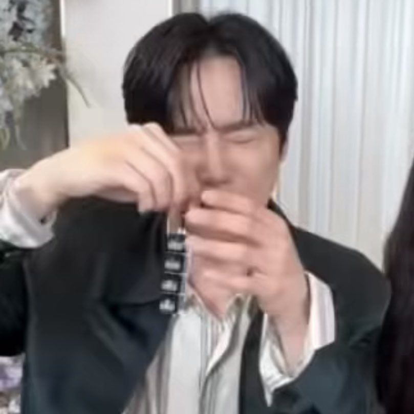romanc1ee's tweet photo. 아 정말 바보같고 귀여워
근데화질이왜이러지… https://t.co/iISRARyjsu