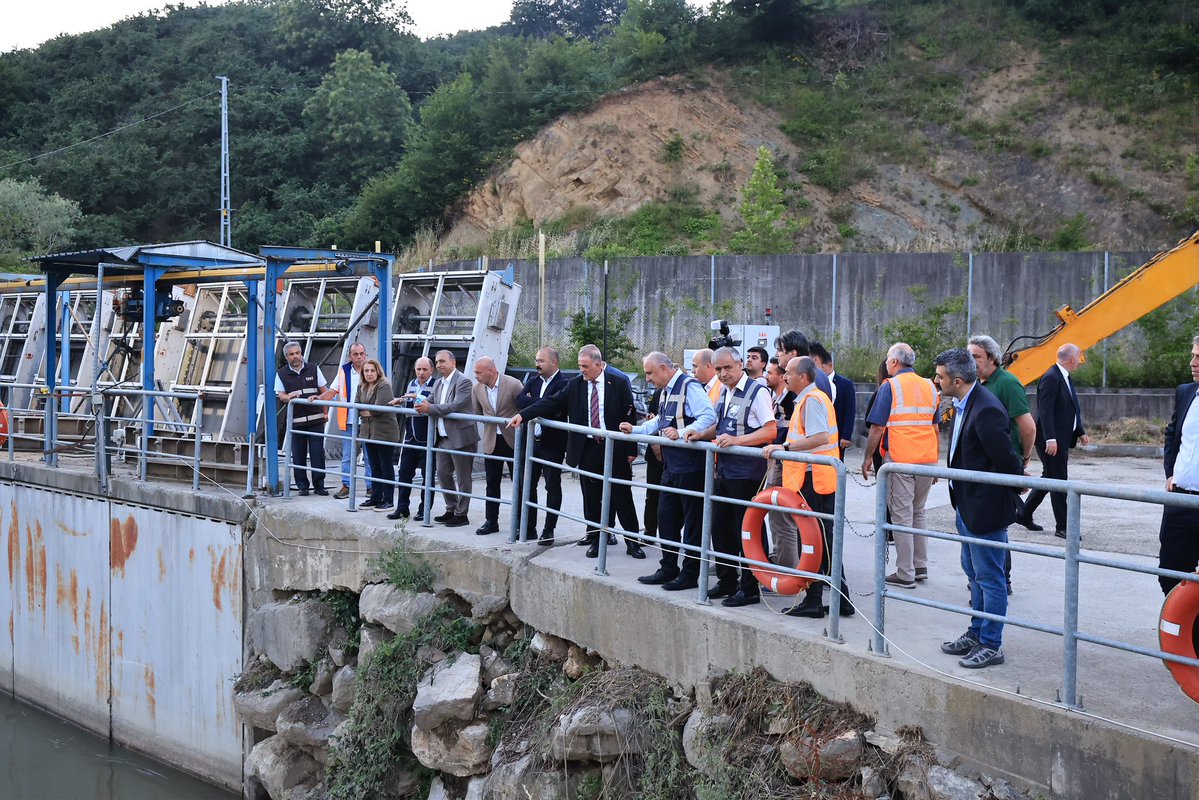nuriaslan_tr's tweet photo. İstanbul’un su güvencesi olan Melen Havzası’nda gerçekleştirdiğimiz yatırımları inceledik.

Melen 3. Terfi Merkezi, yeni içme suyu ve atık su hatları, dere ıslah çalışmaları, Cumayeri İleri Biyolojik Atık Su Arıtma Tesisi projelerimizle; hem su iletim kapasitemizi artırıyor hem de su kaynaklarımızı atık sulardan koruyoruz.

Toplam maliyeti 27 milyar 2 milyon TL olan yatırımlarımızla, İstanbulluların suya kesintisiz erişimini güvence altına alıyoruz.