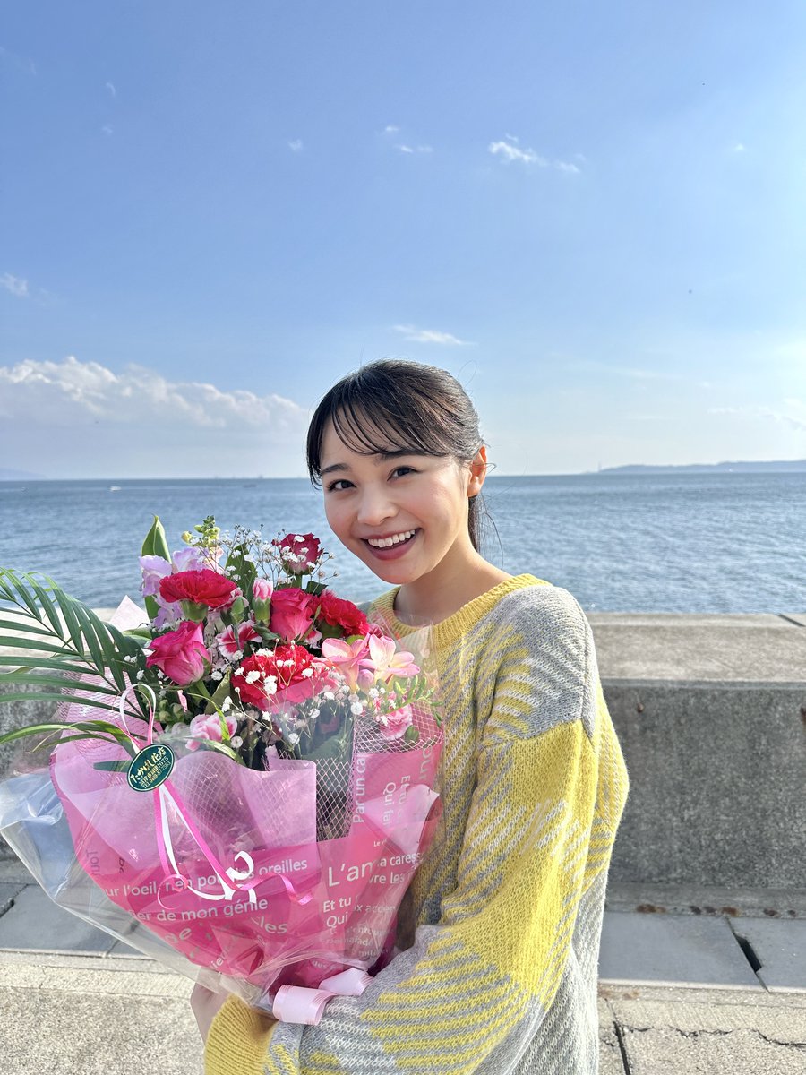 meari_hayashi's tweet photo. ｢時光代理人｣本日最終話放送です!!
最後まで依頼人に寄り添います☺️

クランクアップの時の写真💐
今夜も是非ご覧下さい！！♡

#時光代理人 https://t.co/kqJpiSj0tO