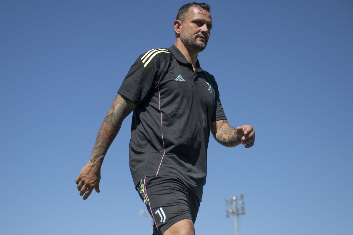 juventusfc's tweet photo. A Vinovo una giornata speciale nell'ambito dell'iniziativa "Play like a Pro" per i ragazzi delle Academy Guatemala, Santiago de Chile e Sidney ⚽️

Ospite d'eccezione: Simone Pepe ⚪️⚫️ https://t.co/CHCjhwqJFV