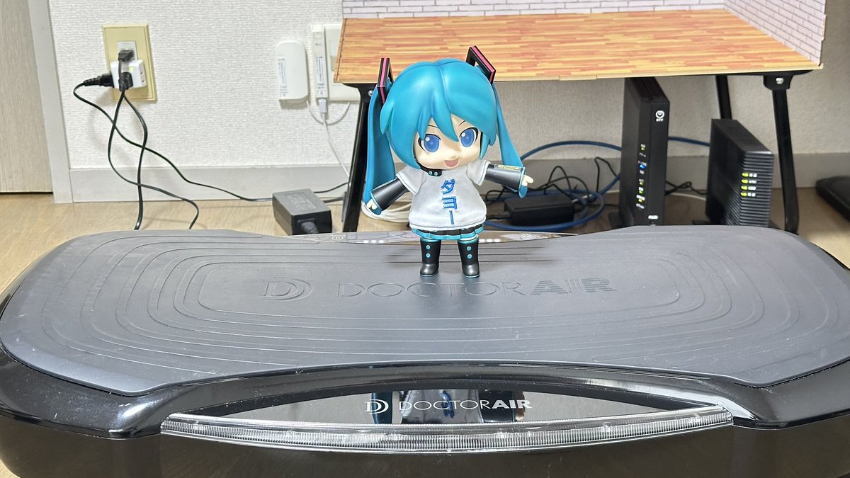 HistoryofHM1's tweet photo. 風邪をひいたためジム通いをいったんストップしました
咳、鼻水が止まない状態はよろしくないので現在は仕方なくドクターエアーの3Dバランスブレードを使って体幹を鍛えてます https://t.co/8j4Mx2VQqU