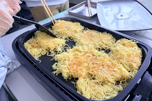 ichiharapalette's tweet photo. 今日の活動では、あんかけ焼きそばときゅうり・大根のちくわサラダを作りました🍜🥗✨
みんなで協力しながら、にぎやかに調理しました！

料理を通じて、段取り力や集中力も自然と身につきますね💪 https://t.co/hda1hhS3RV
