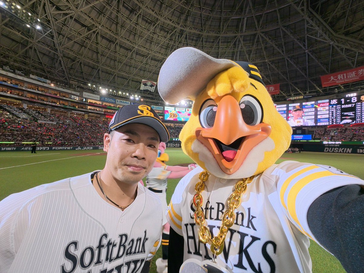 hawksHarry's tweet photo. たかほー☆
前田悠伍投手の好投・3本のHRが飛び出し勝利！！
大声での応援ありがとうございました👊
明日が、みずほPayPayドームでの交流戦最終日！！
絶対に絶対に勝つぞー☆
13:00PLAY BALL⚾️
応援よろしくね！！
ヒーローの3人とパシャり📸
#sbhawks #全新 https://t.co/803w3i22IQ