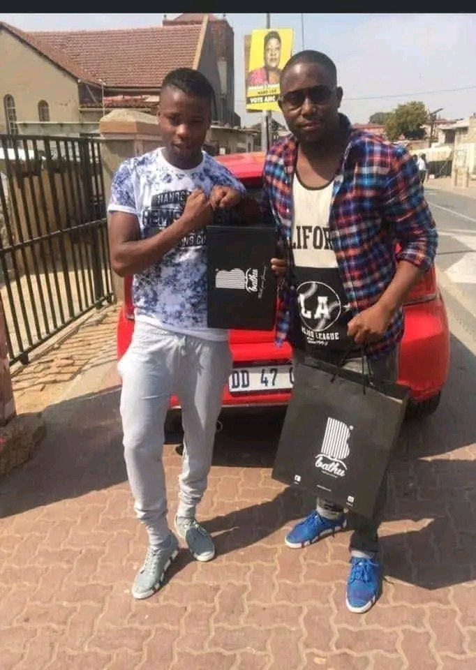 jackson_rem's tweet photo. In 2015 Theo Baloyi launched Bathu Footwear and Sphiwe(the guy pictured with Theo) became the first person to buy Bathu sneakers 

Today Sphiwe is Bathu's warehouse supervisor, managing 70+ employees at the Bathu warehouse. https://t.co/qFdfGUHeHH