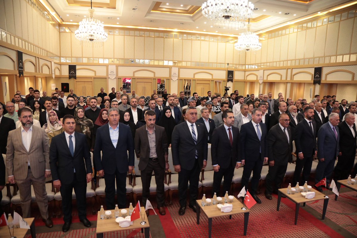 cahitgncc's tweet photo. Türkiye’nin 21 ilinden, Irak’tan, Suriye’den ve Avrupa’dan gelen akrabalarımızla Badıllı Vakfı Tanışma ve Dayanışma Programı’nda bir araya geldik.

Sayın Binali Yıldırım, Sayın Yavuz Ağıralioğlu, Sayın Serkan Bayram, Sayın Şamil Ayrım ve çok sayıda milletvekili, akademisyen, STK başkanı ve kanaat önderinin katılımıyla kardeşliğimizi, dayanışmamızı ve ortak geleceğimizi konuştuk.

Birlikte daha güçlüyüz.

#BadıllıVakfı #Birlik #Dayanışma #Kardeşlik