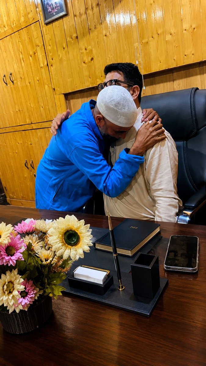 UTalashi's tweet photo. The man @altaf_kaloo, Hon’ble MLA Pahalgam, has truly earned the love and affection of the people. The picture clicked this morning speaks volumes. Respect and connection cannot be staged; they are earned through sincerity, dedication, and standing with the people.❤️ https://t.co/ZiHl9CAtlN