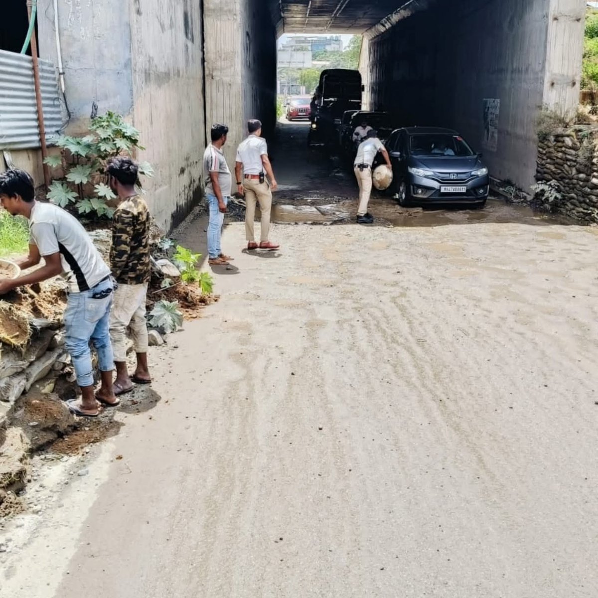 AcpMysuru's tweet photo. VV Traffic Police personnel promptly attended to a pothole on the road near the Railway Under Bridge at Royal Inn Junction. The pothole was temporarily repaired to facilitate smooth and safe movement of vehicles and ensure uninterrupted traffic flow. https://t.co/qOM0aeVztz