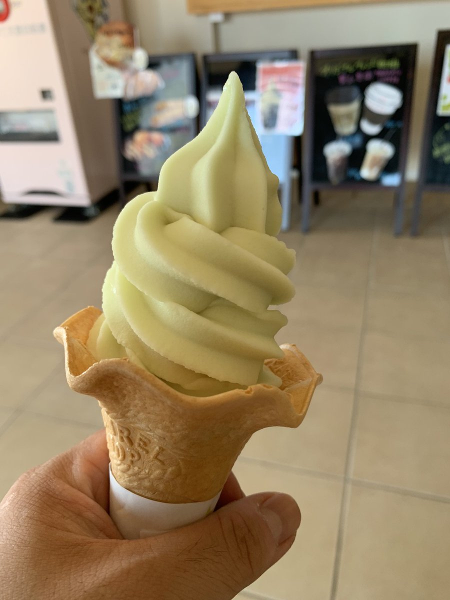 tomohito6823's tweet photo. のと里山海道のかほく市にある高松PAにてシャインマスカットソフトを食べました。暑い外で活動した後のソフトクリームはとても美味しかったです。 https://t.co/CPjBVlM9XL