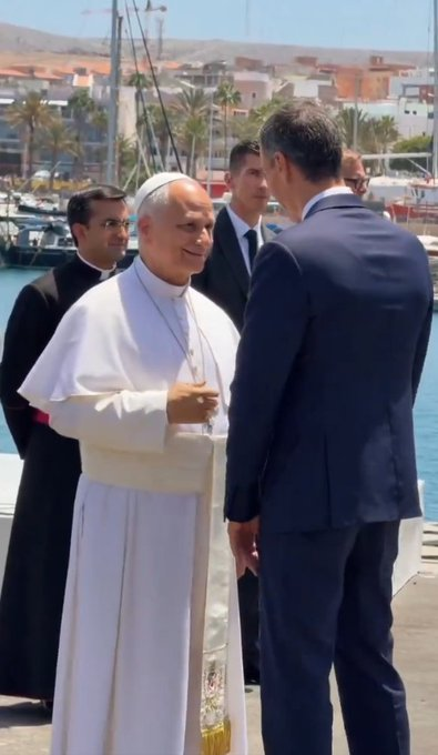 Patybooksreader's tweet photo. @Pontifex_es PEDRO SÁNCHEZ ES UN BUEN HOMBRE, ha perdido peso pq PPVOX (Ultradchas)lo atacan por aire,mar y tierra. 
AYÚDELO PAPA,hay muchos poderosos al SERVICIO DE PPVOX obedeciendo las palabras de AZNAR
"El q pueda hacer q haga"LO QUIEREN TUMBAR, LO QUIEREN IMPUTAR, QUIEREN TUMBAR A SU GOB https://t.co/DHe9yaqGVA