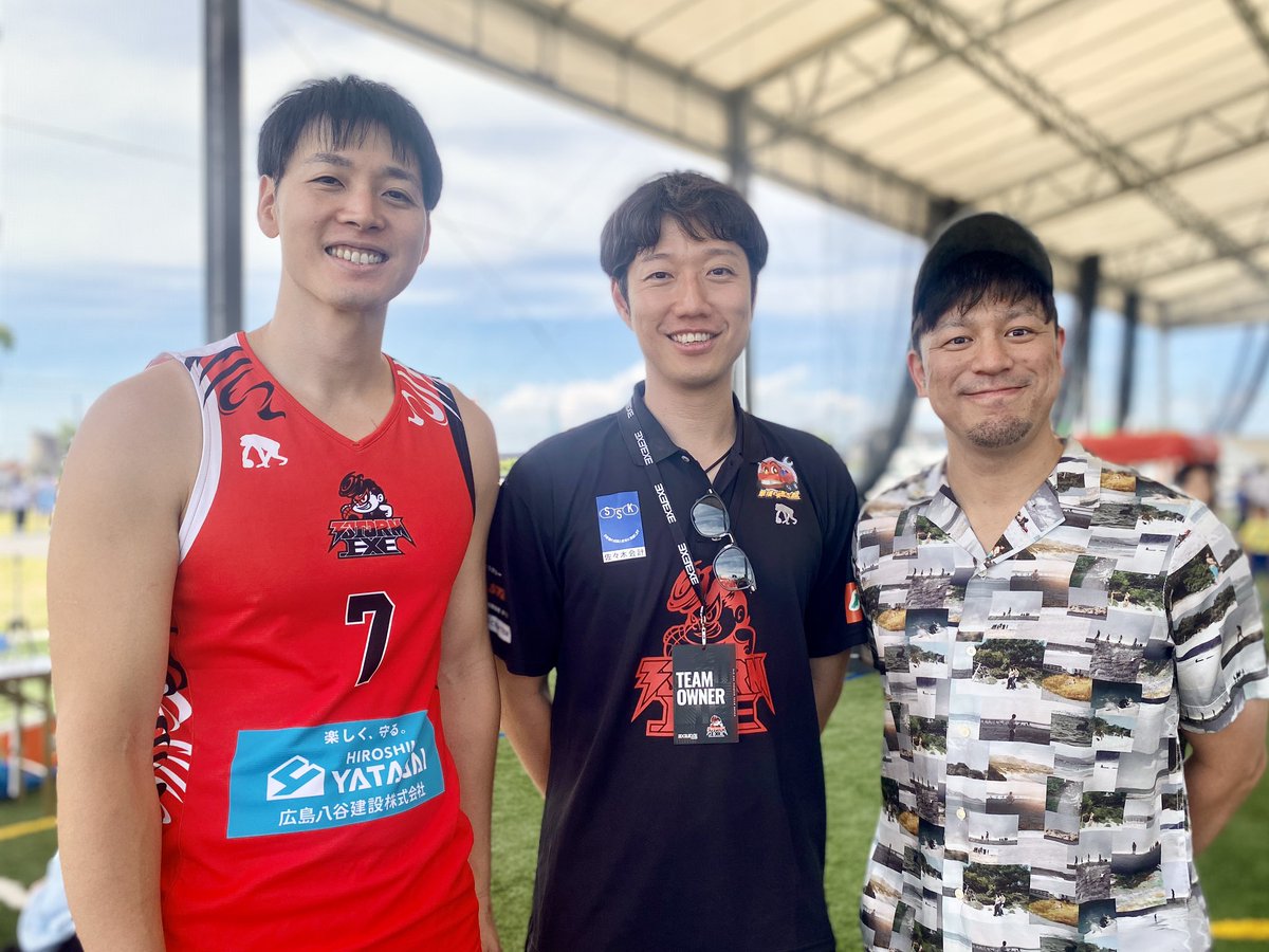 AYA_OctAr's tweet photo. 暑ーい中ですが、ご贔屓のチームの試合もたくさん見られて嬉しい😊DAY1試合後のスリストム仲摩社長・坂田選手、そして観戦に来られていた古野選手📷明日も良い試合を❤️‍🔥
#3STORM
#愛媛オレンジバイキングス https://t.co/3VbTSbomCx