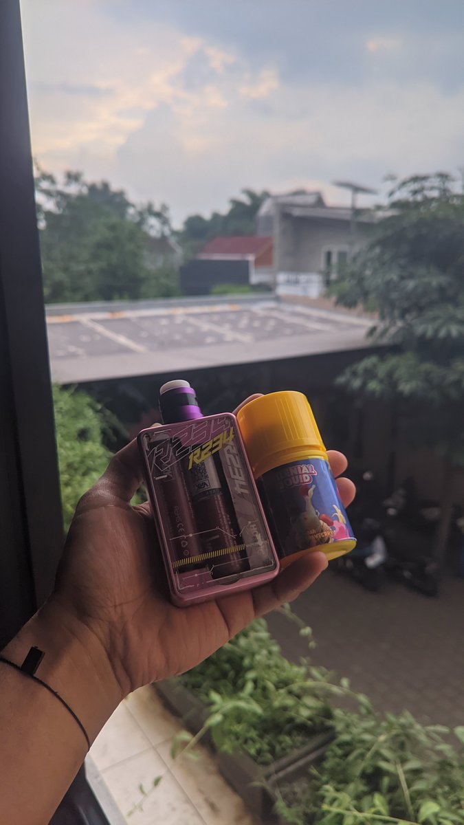 HelloErick_'s tweet photo. bukan rokok tembakau,tapi liquidku juga ilegal 🙋🏼‍♂️ https://t.co/64YTHtEsF4