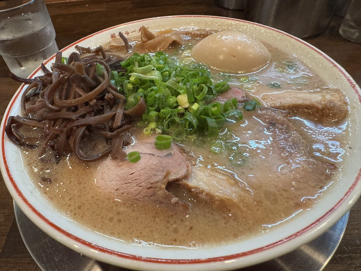 kimbaramnb's tweet photo. 特製豚骨ラーメン、皿豚骨@豚骨ラーメン　開王

うめーーー❗️これは想像以上だ。ラーメンはしっかりとした豚骨の旨味がありながら、雑味を除いて洗練された感じもあり、本来なら両立し得ないそれらが丼の中に混在した一段上の逸杯🍜これは迫力•説得力を感じる。
皿豚骨は、すき焼きの割下を彷彿とさせる甘じょっぱいカエシに油多めの豚骨スープを加えたのだろうか、このタレにモッチモチの麺を絡めて食べると、日本人の本能を刺激する醤油の旨さに油の甘みに太麺の食感がたまらん！卓上のにんにくをクラッシャーで投入すると合わない訳が無く、背徳の一杯😋　大満足でした！ご馳走様っ🙏